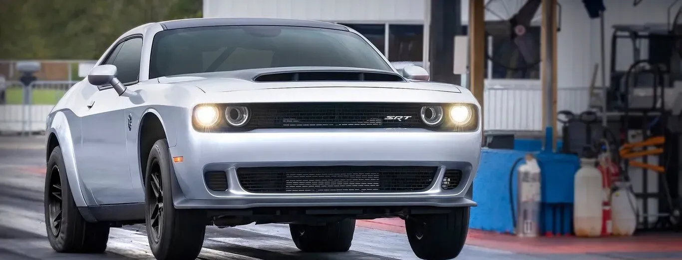 Vista lateral del Dodge Demon 170 Gris en posición baja