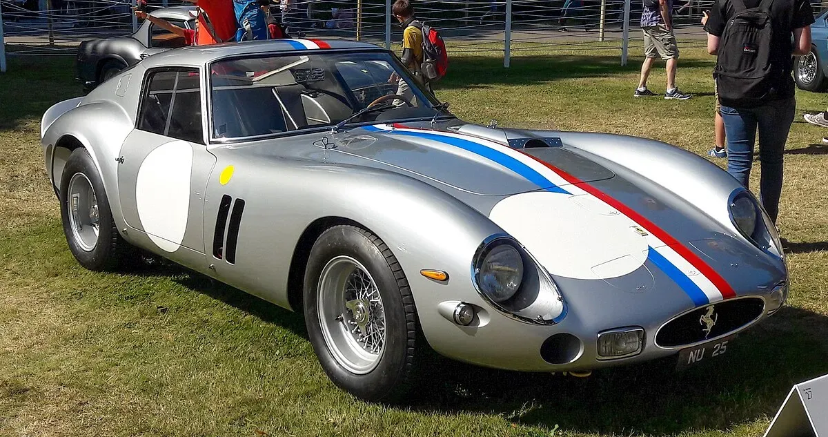 Ferrari 250 GTO rojo a escala 1/32