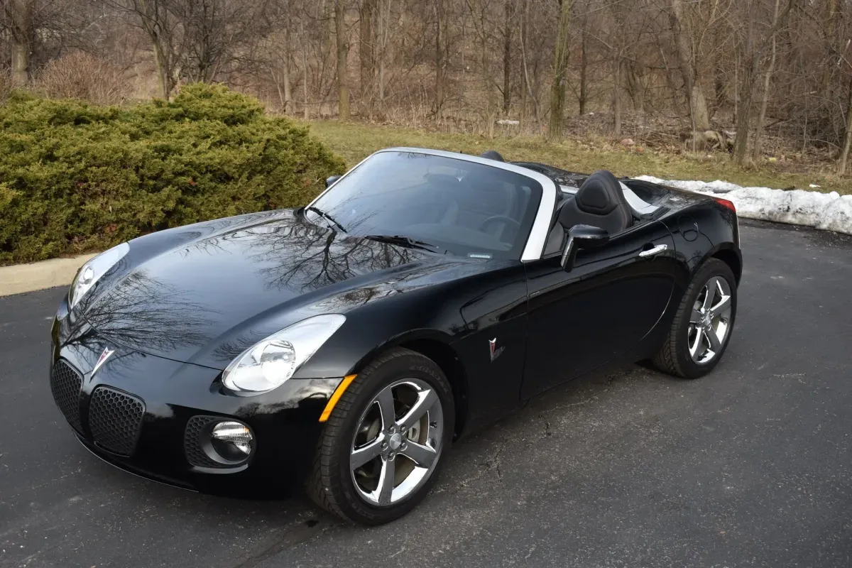 Pontiac Solstice GXP Negro, perfil agresivo