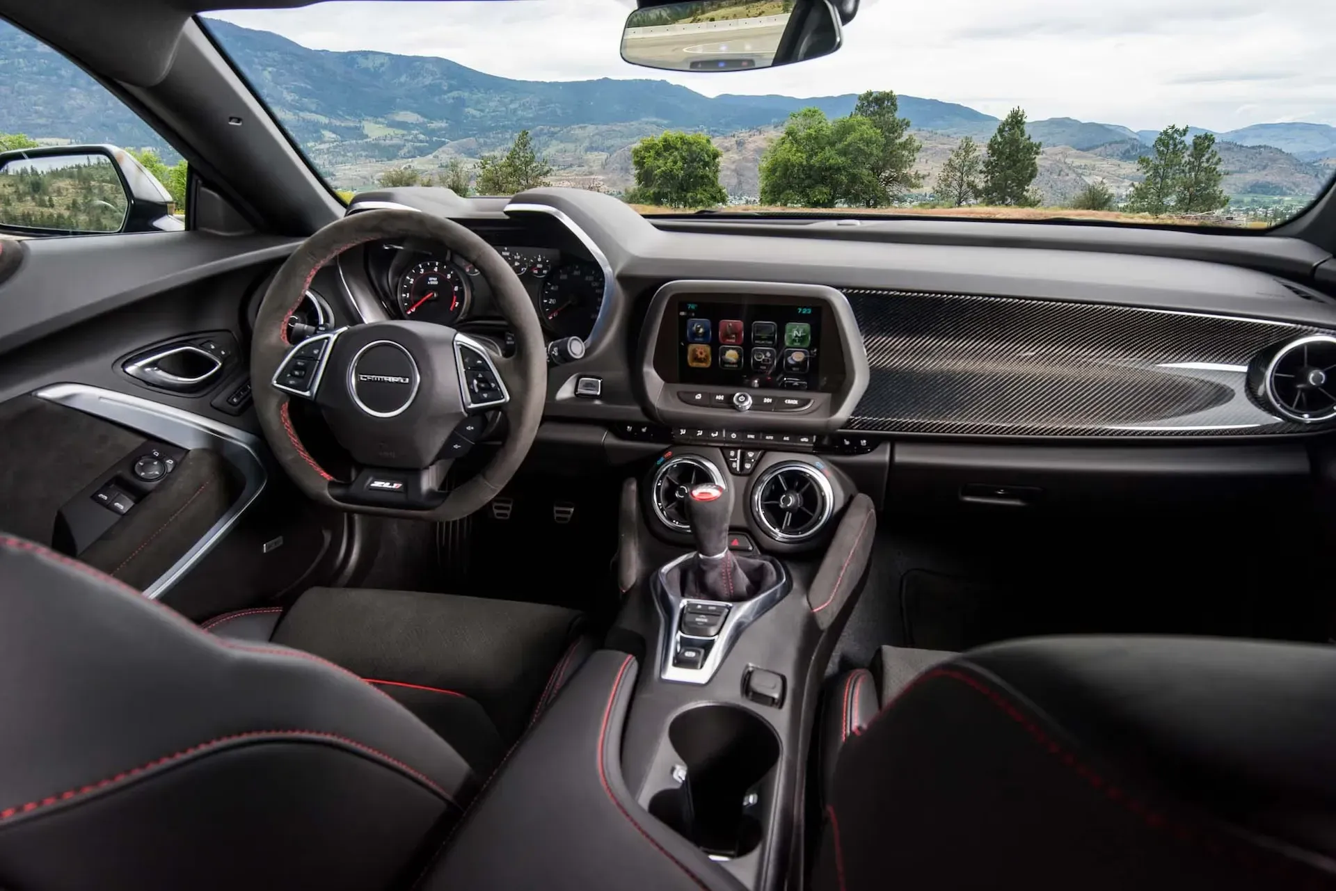 Interior del Chevrolet Camaro con asientos Recaro y volante Alcantara