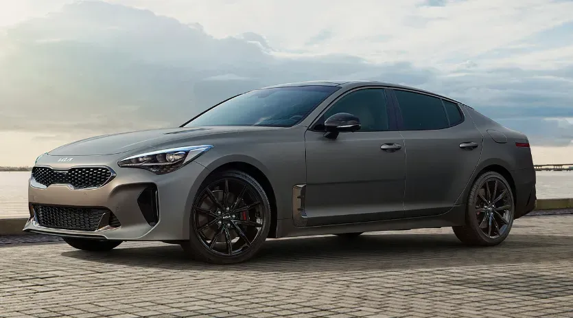 Kia Stinger GT-Line 2023 Gris de frente