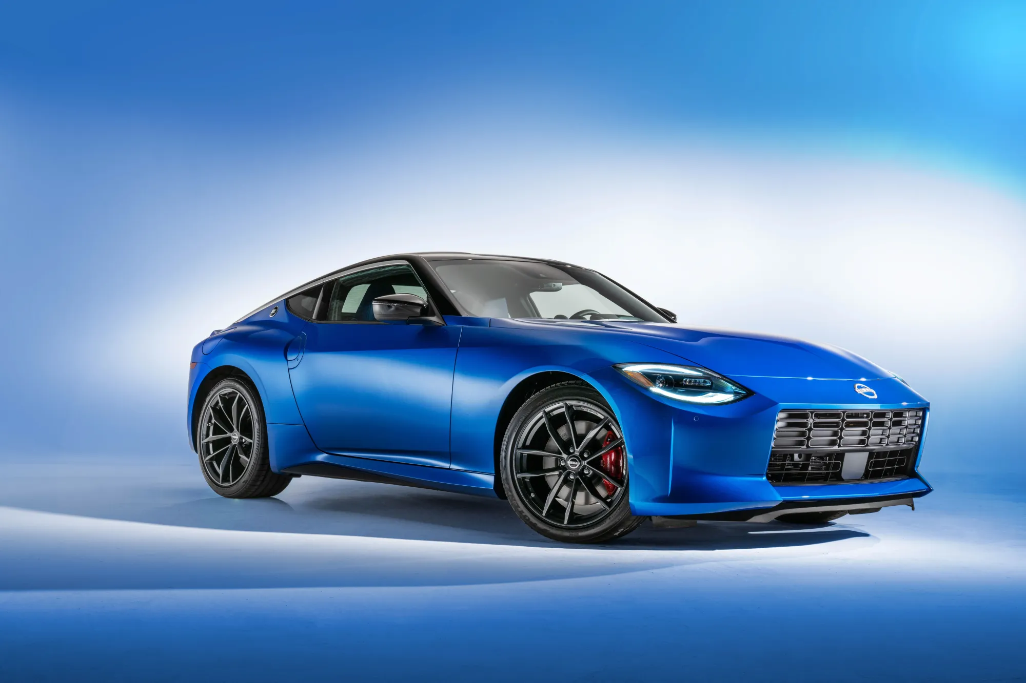 Interior del Nissan Z 2023 enfocado en el conductor