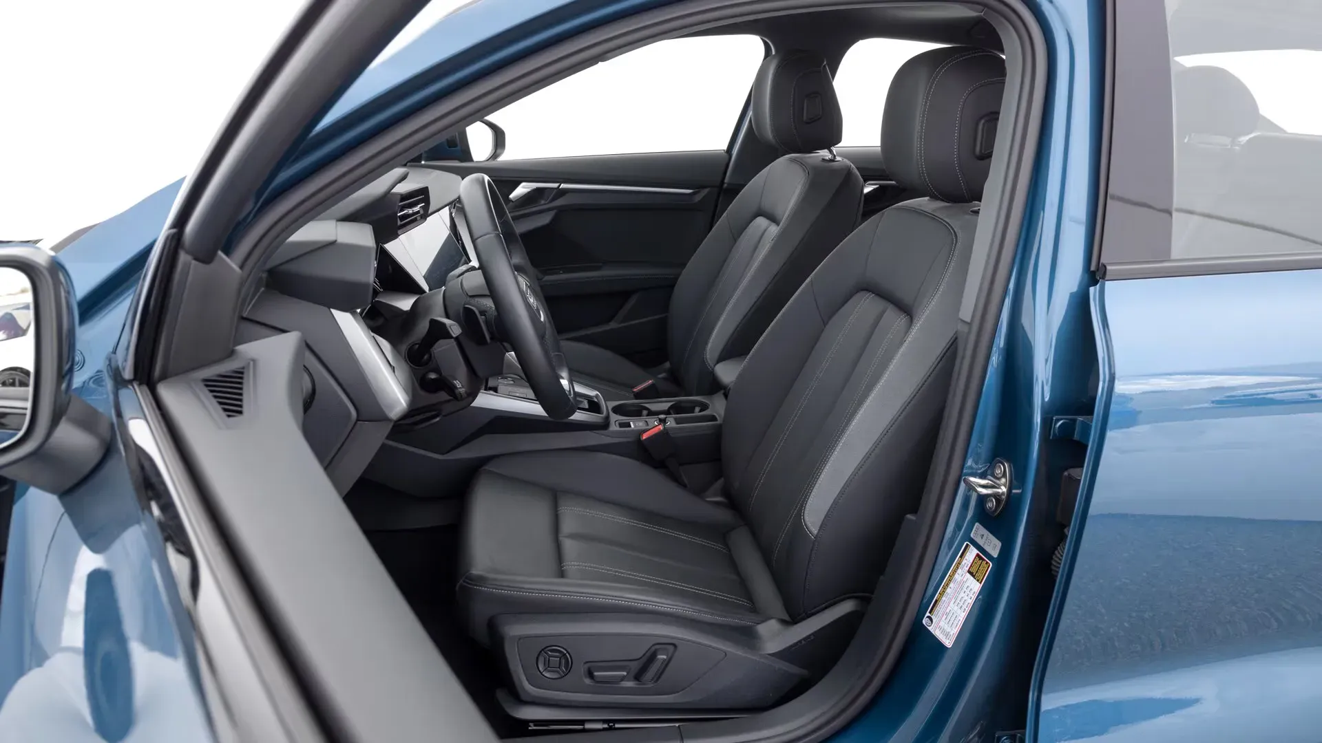 Interior delantero del Audi A3 Sedan 2024 asientos