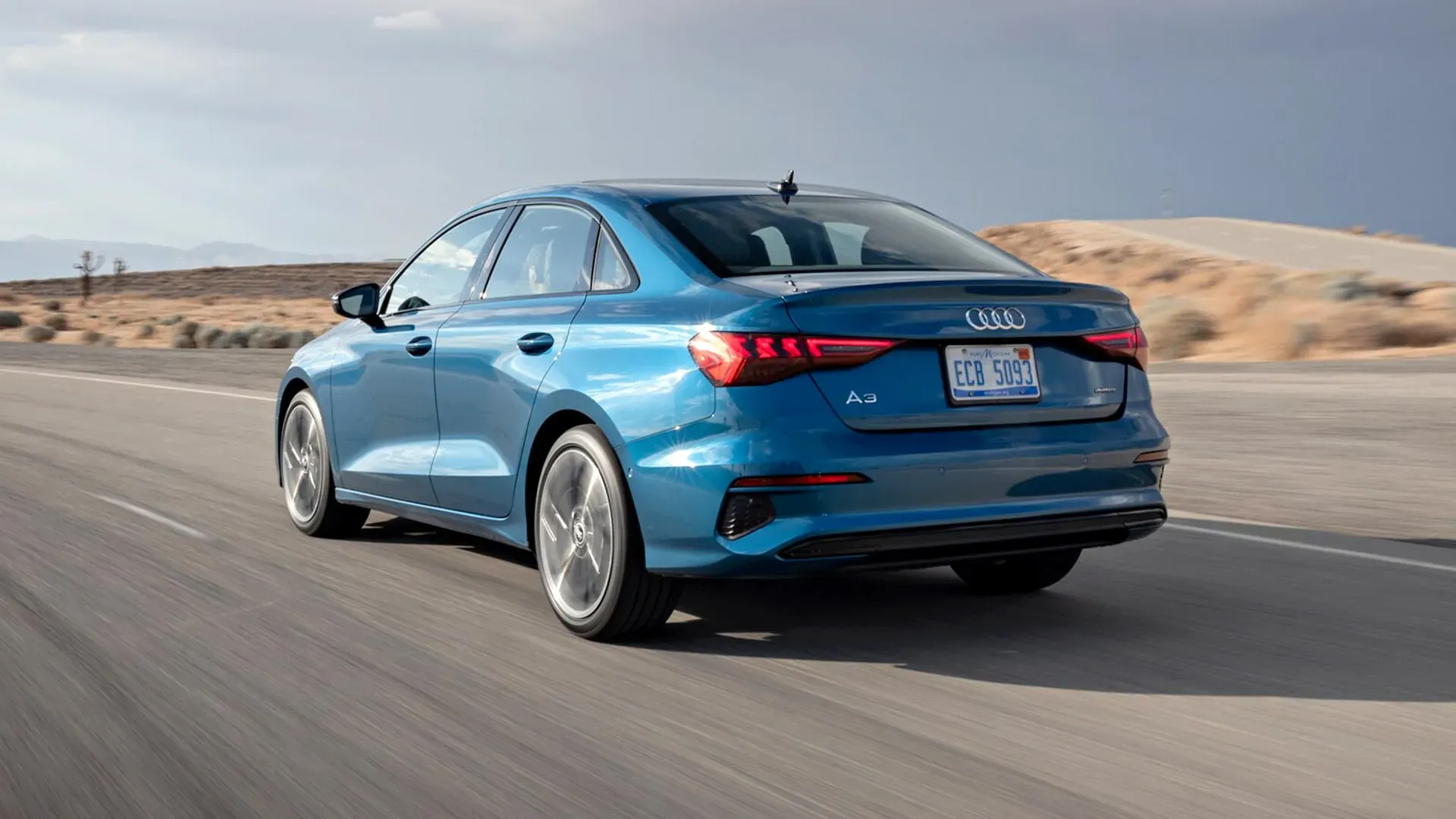 Exterior trasero del Audi A3 Sedan 2024 color azul