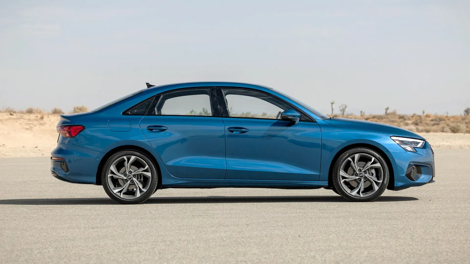 Exterior lateral del Audi A3 Sedan 2024 color azul