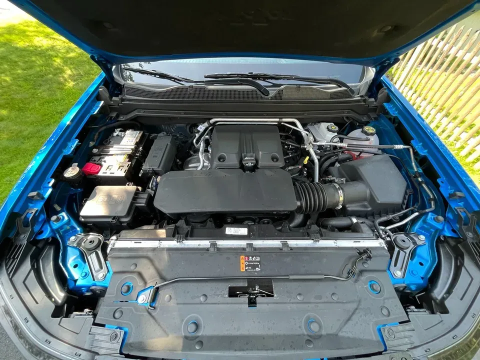 Exterior capo levantado del Chevy Colorado 2024 