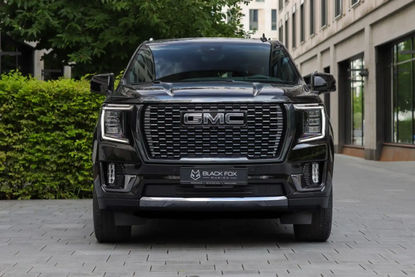 GMC Yukon Denali Ultimate 2023 perfil negro