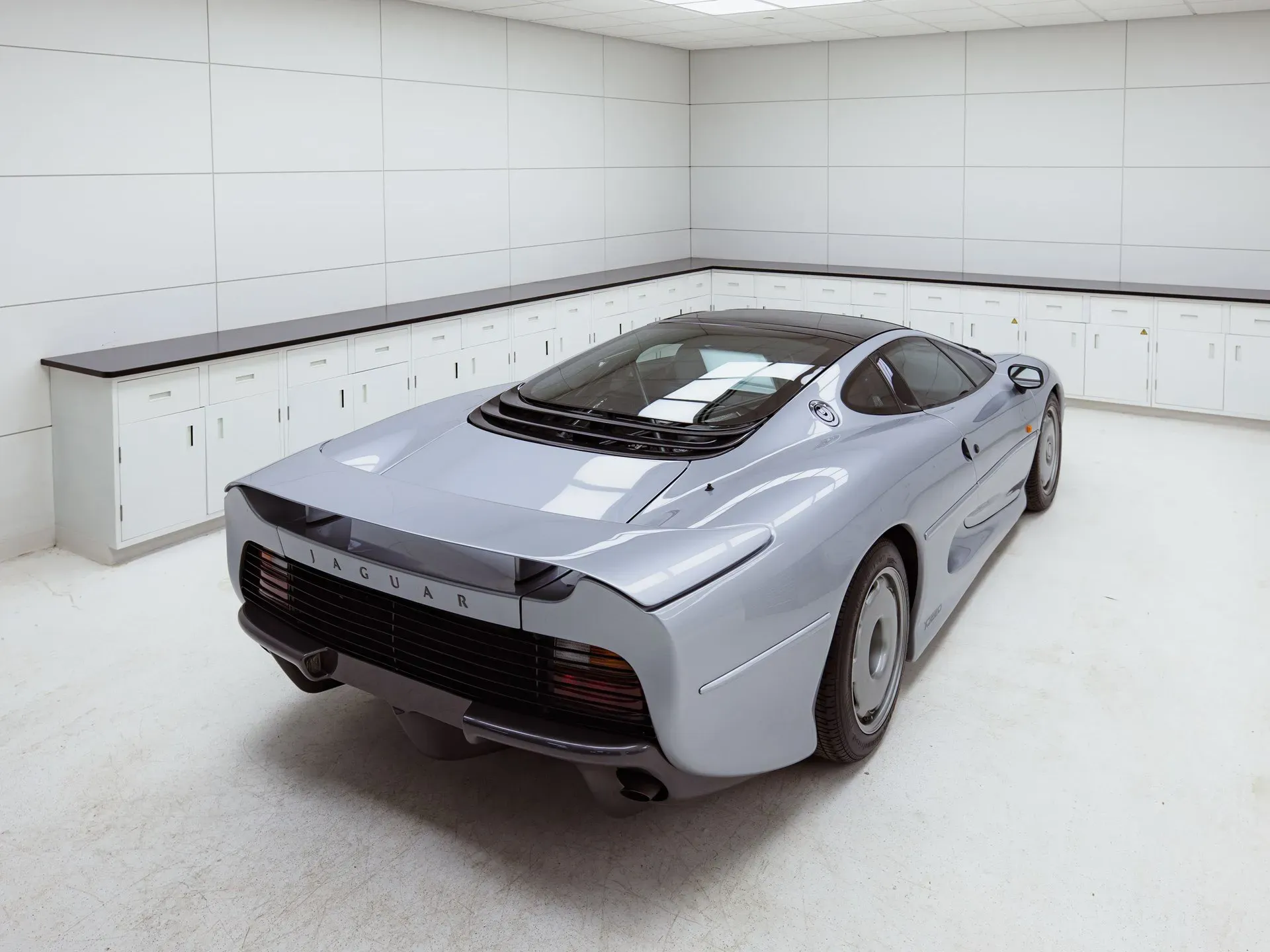 Jaguar XJ220 Blanco estacionado de perfil