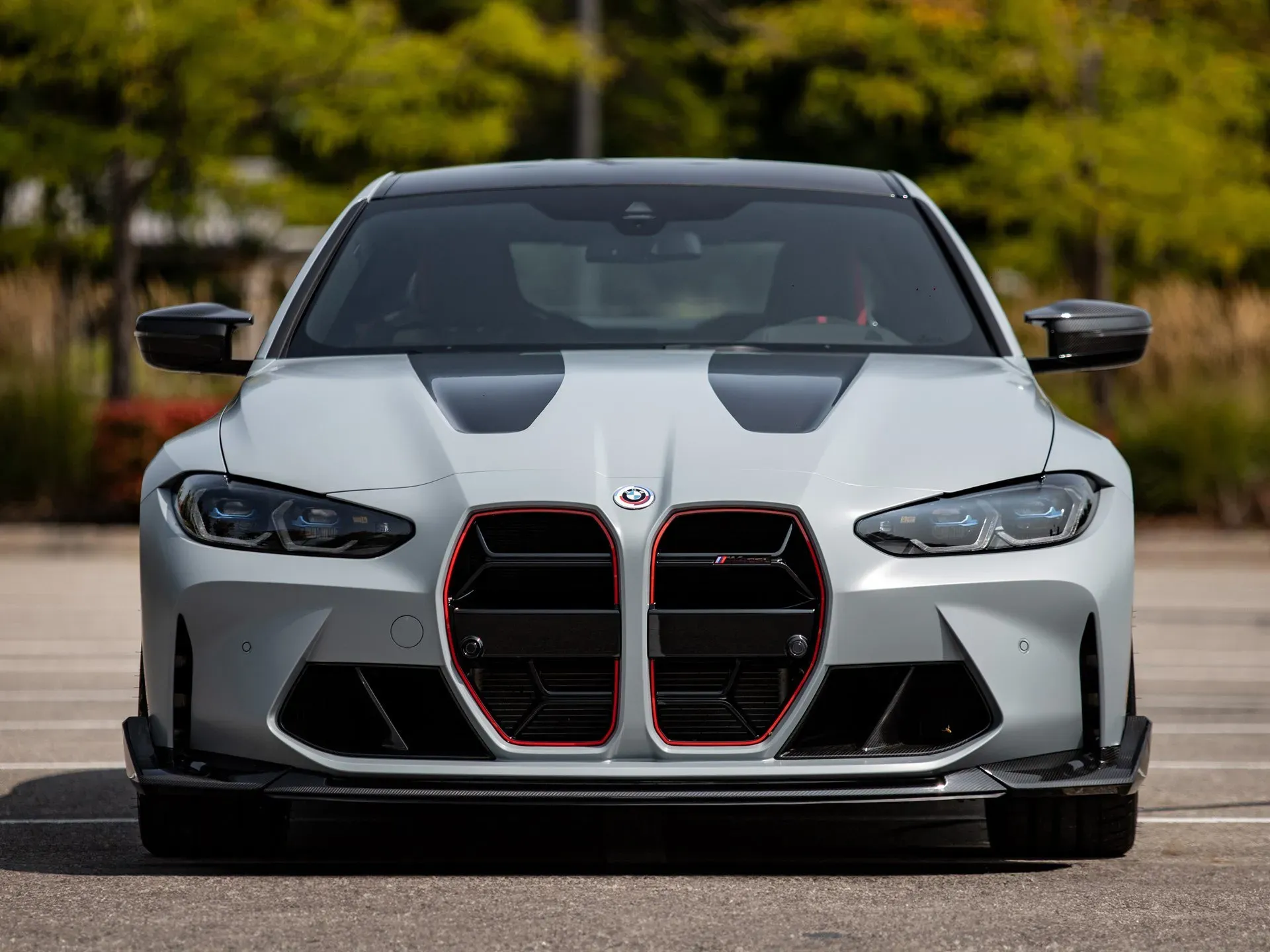 Vista frontal agresiva del BMW M4 CSL Blanco
