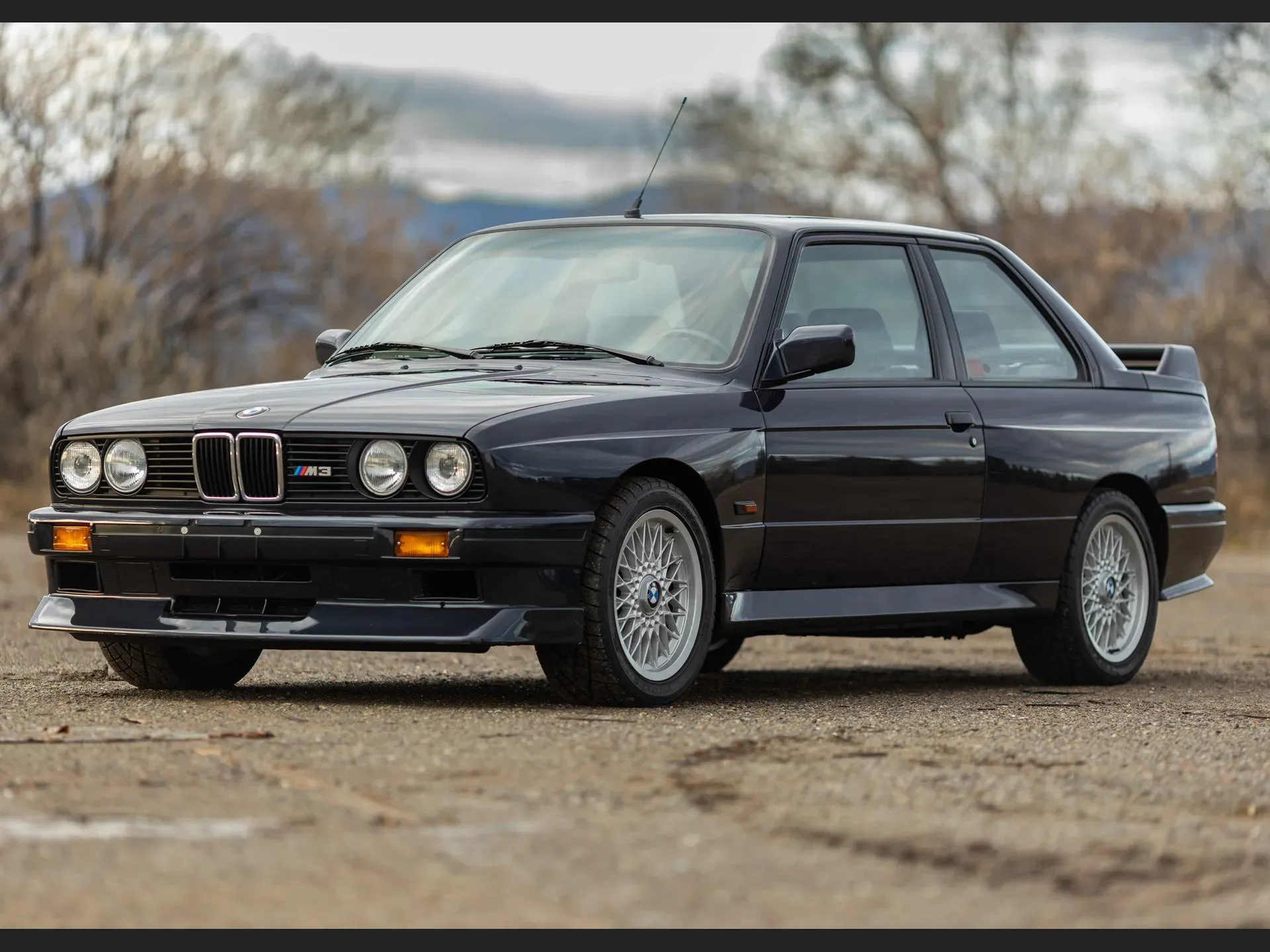 BMW M3 Evolution rojo en un entorno clásico
