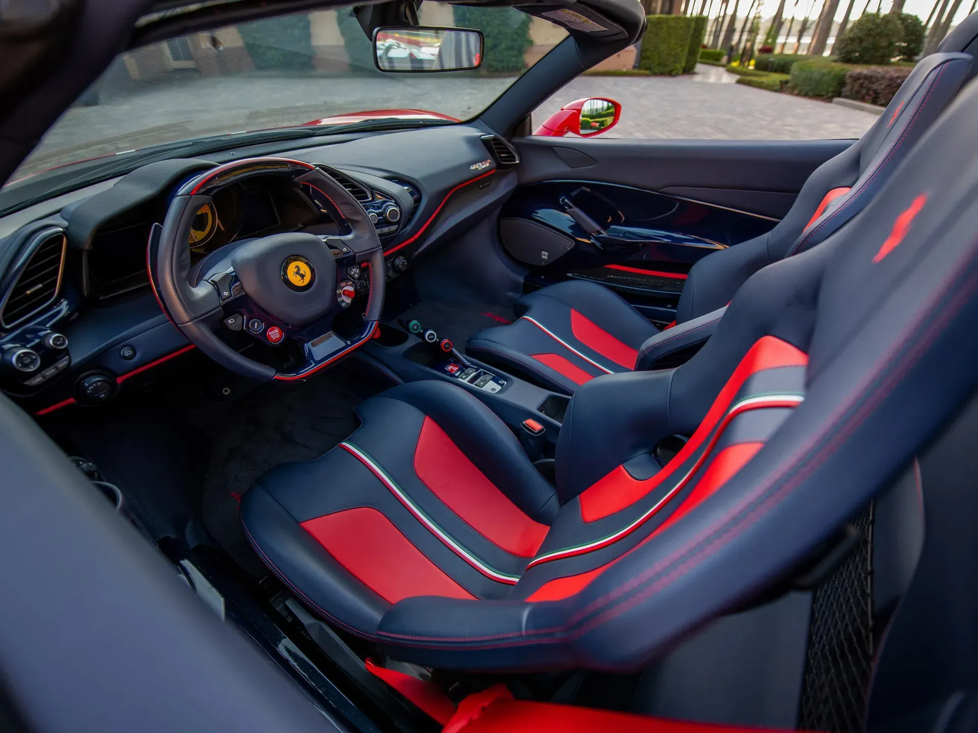 Interior del Ferrari 488 Pista con asientos deportivos y detalles en fibra de carbono