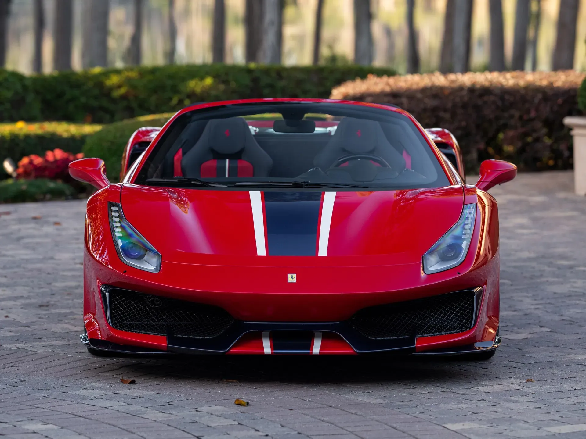 Ferrari 488 Pista Spider Rojo en una carretera
