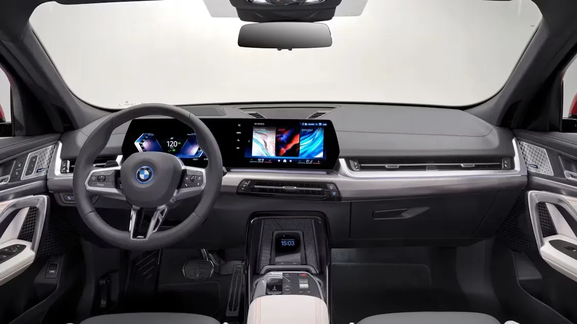 Interior del BMW iX2 con pantalla curva