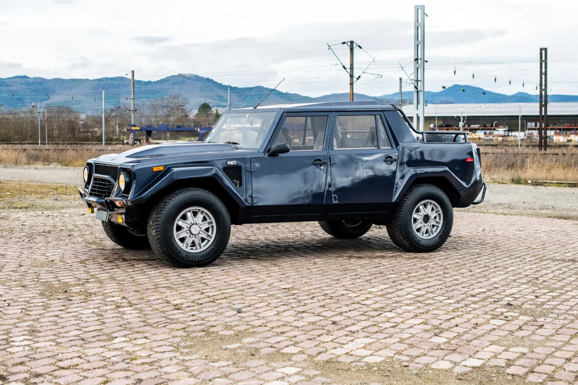 Lamborghini LM002 de perfil