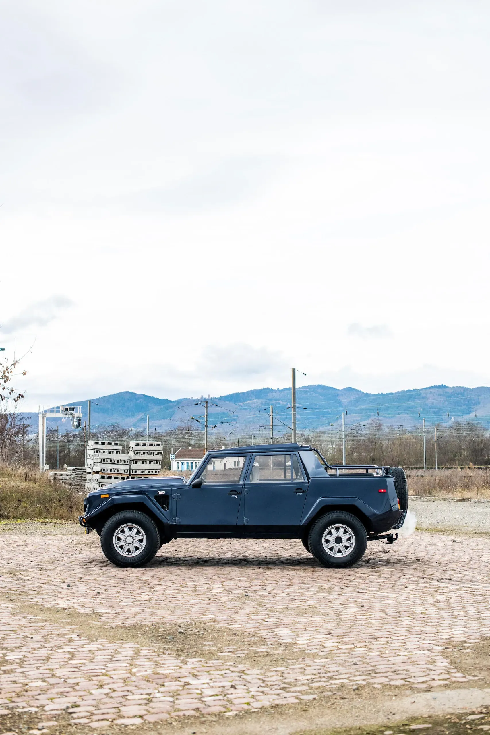 Lamborghini LM002 en color negro