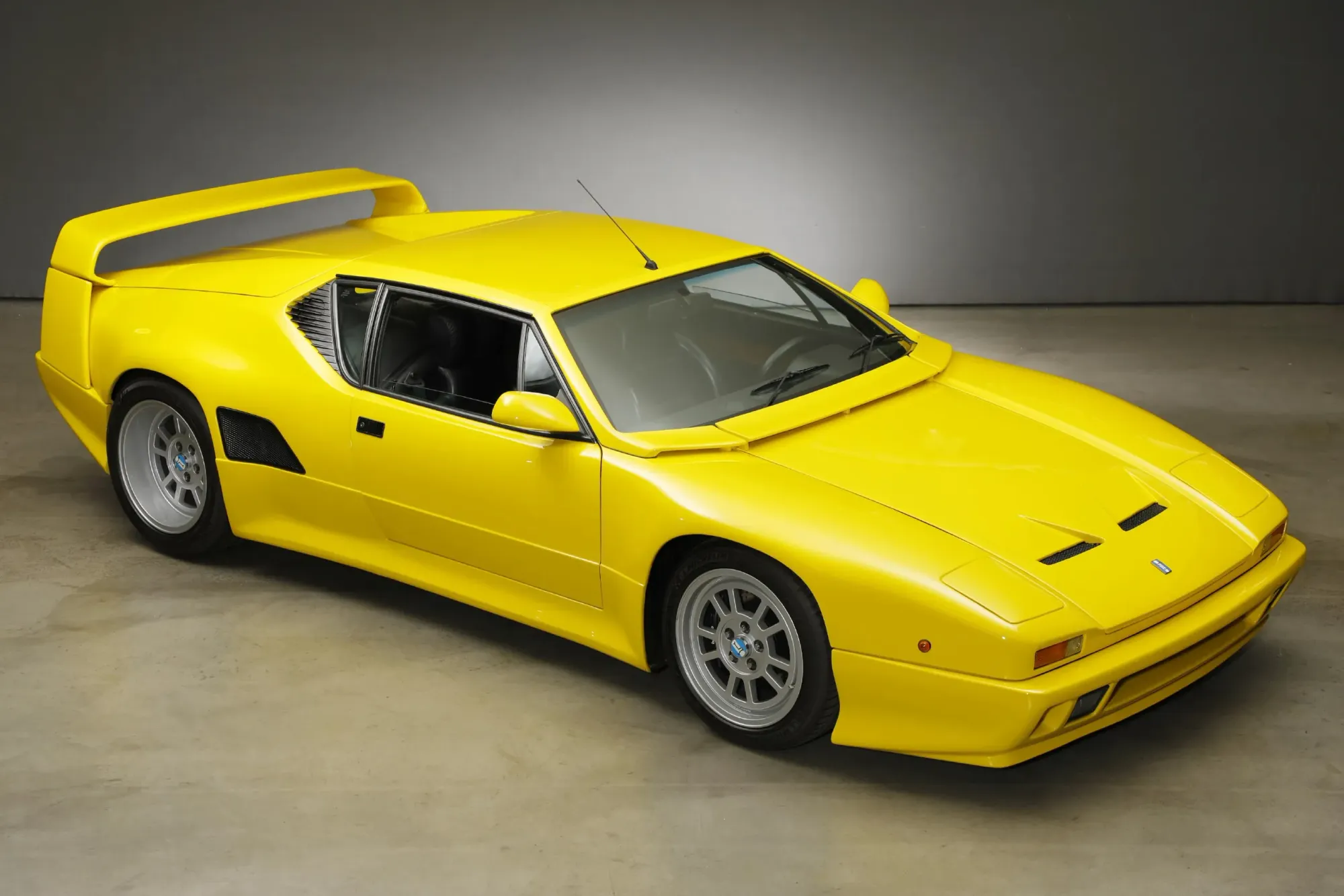 De Tomaso Pantera clásico en carretera