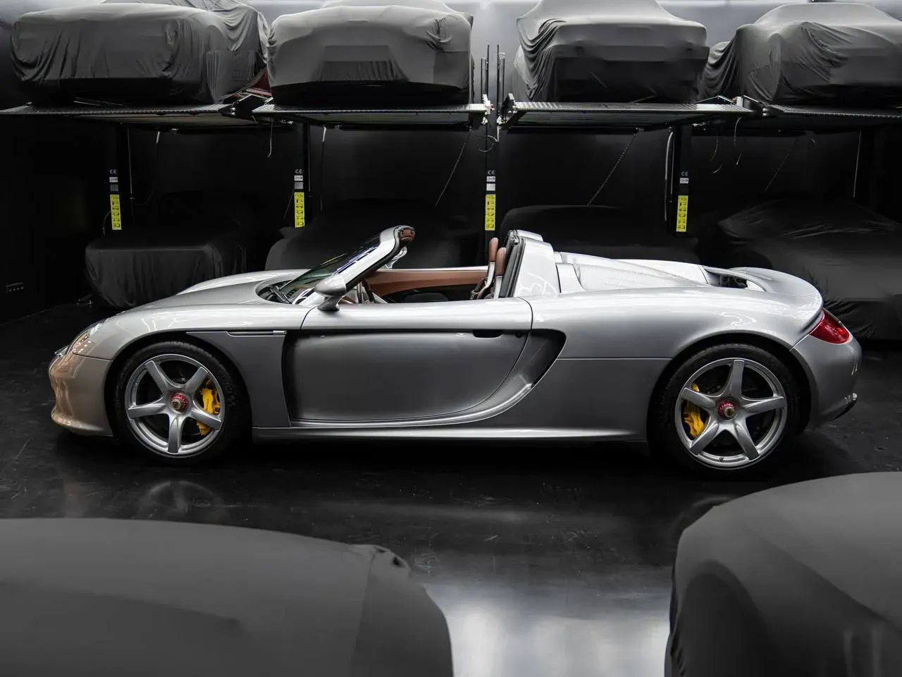 Porsche Carrera GT en carretera
