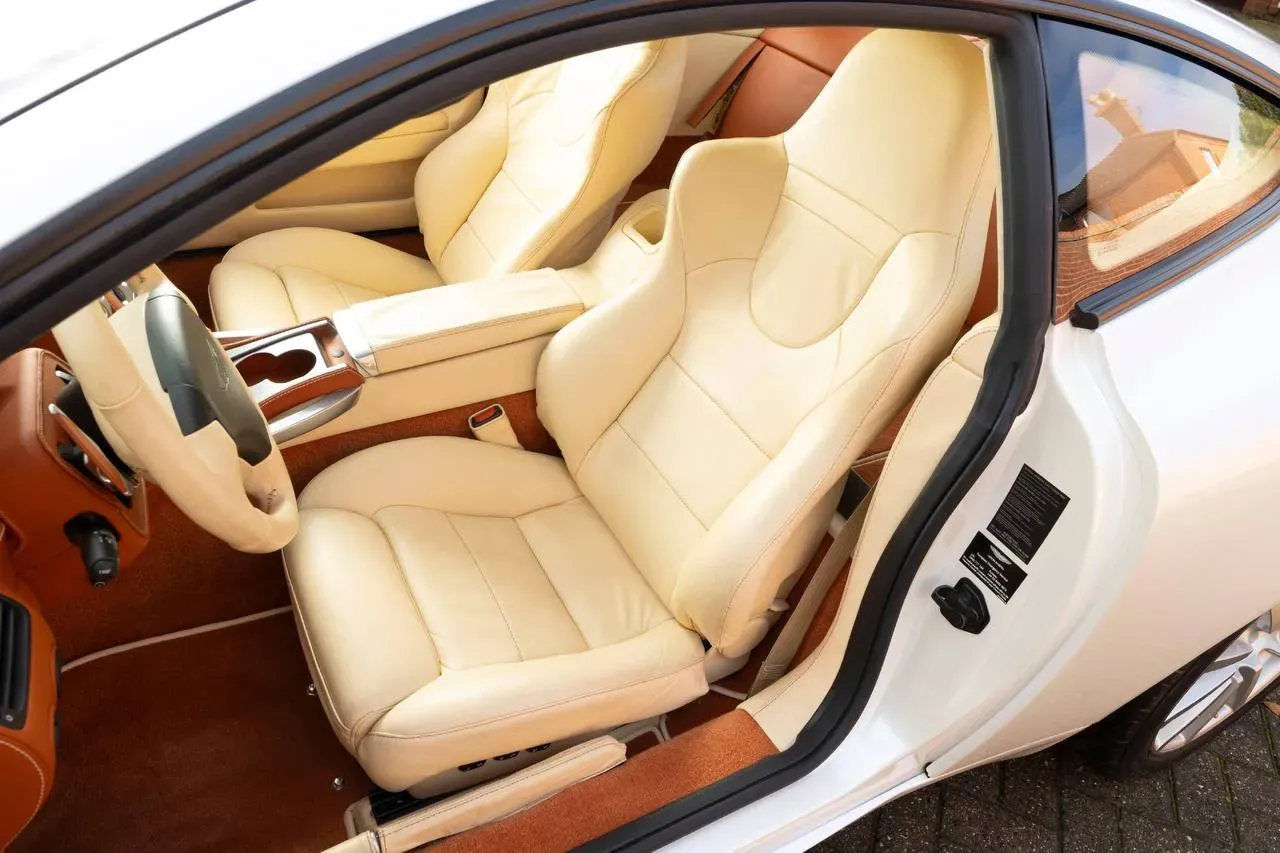Interior del Aston Martin V12 Vanquish S