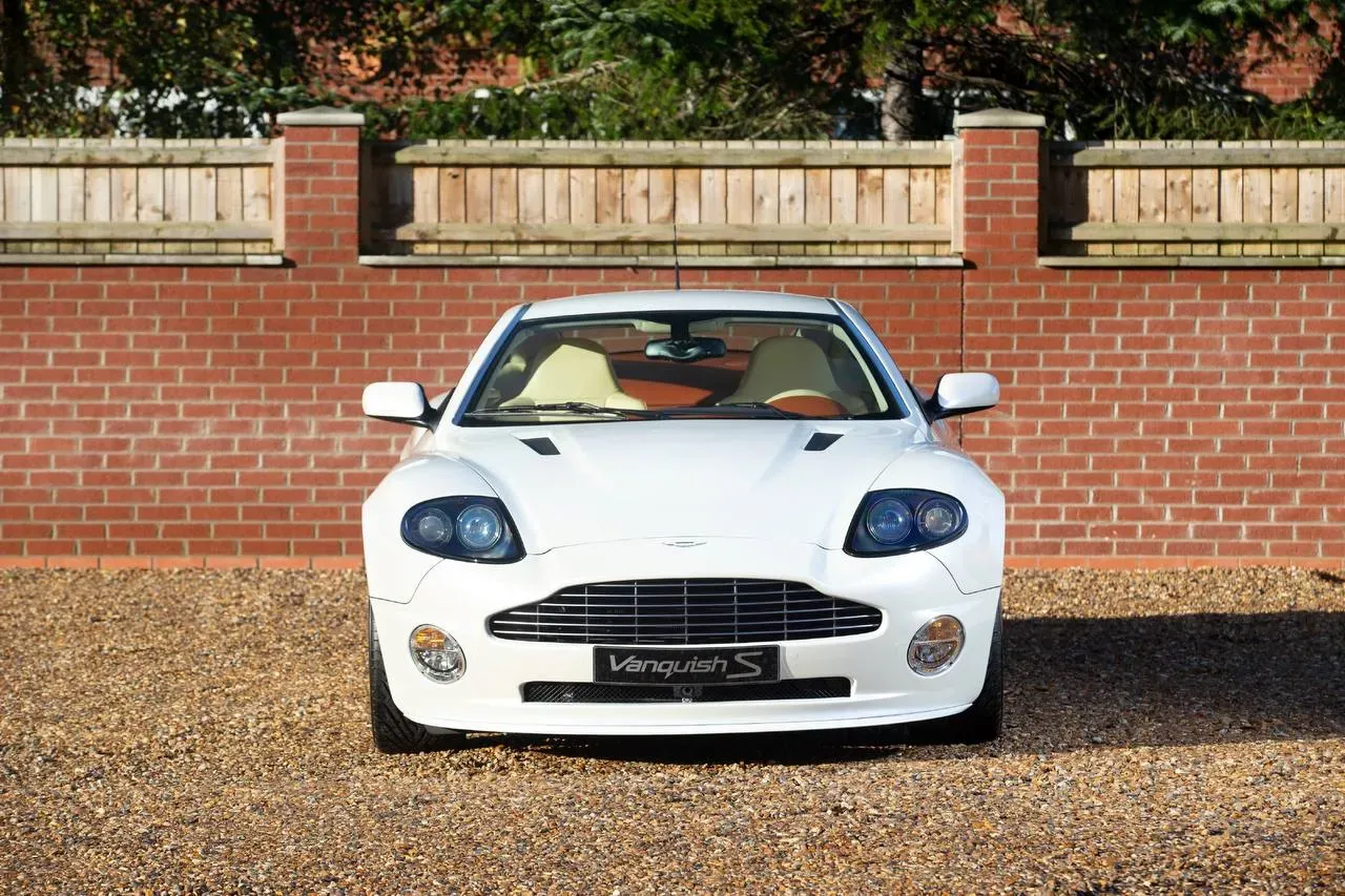 Aston Martin V12 Vanquish S Blanco con librea Gulf