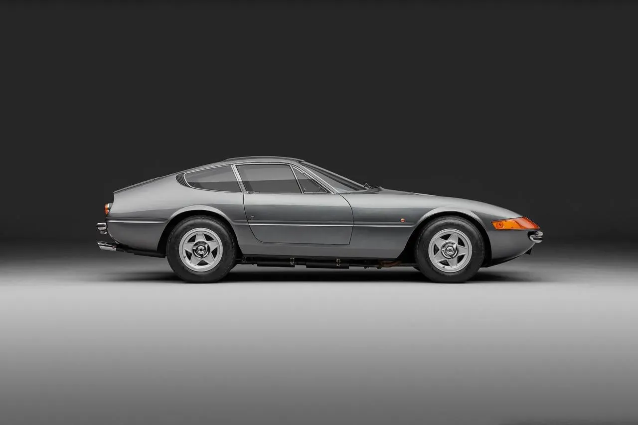 Ferrari 365 GTB/4 Daytona perfil lateral