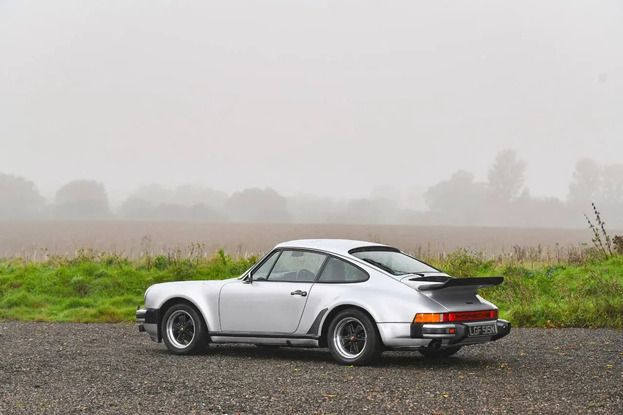 Porsche 911 Turbo 1975 en carretera