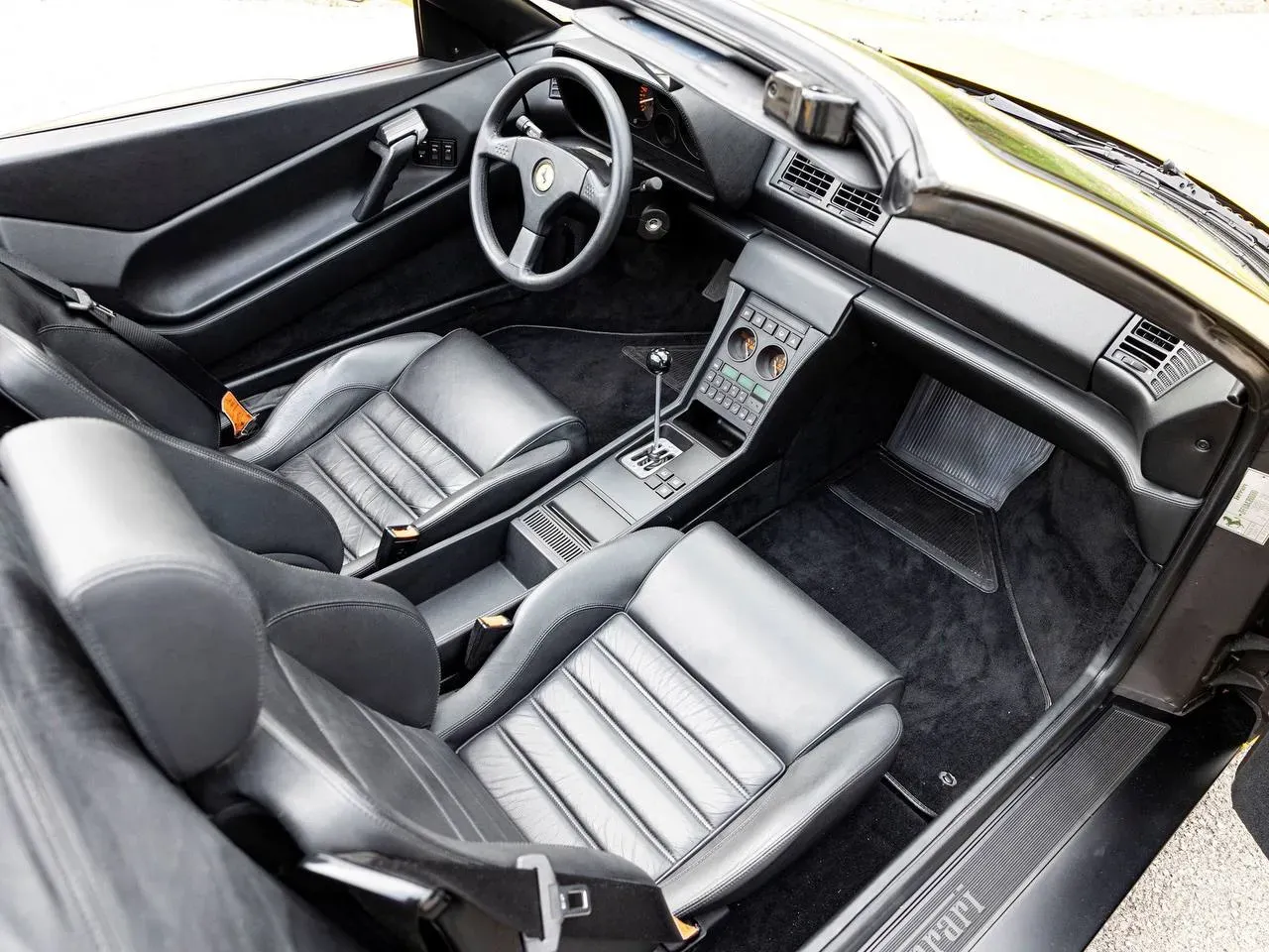 Interior del Ferrari 348 Spider 1993