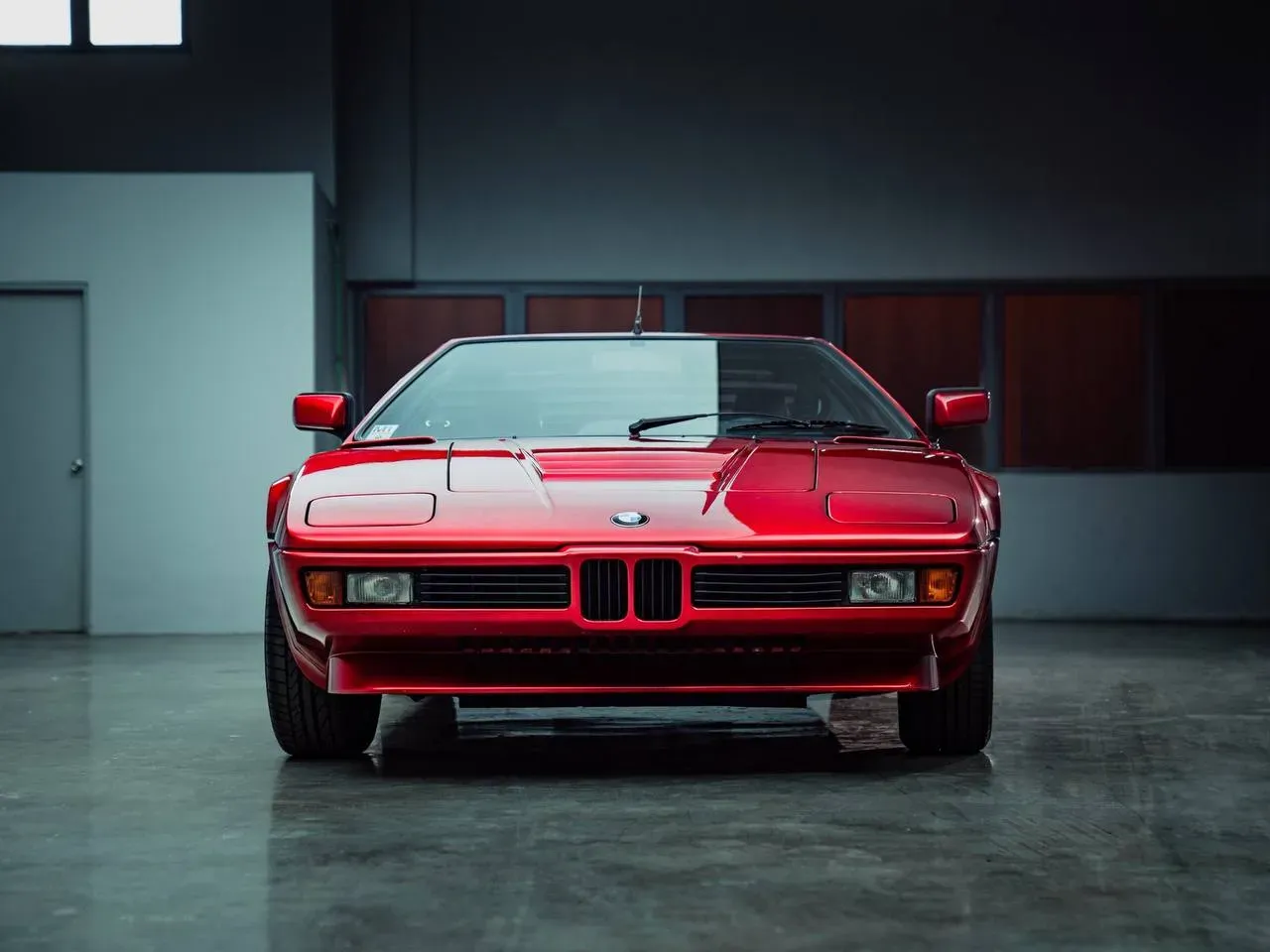 BMW M1 de perfil mostrando su diseño bajo y agresivo