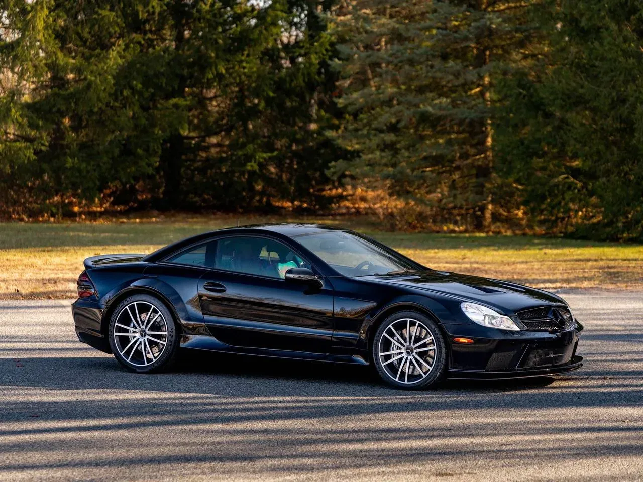 Interior del Mercedes-Benz SL65 AMG Black Series con detalles en fibra de carbono