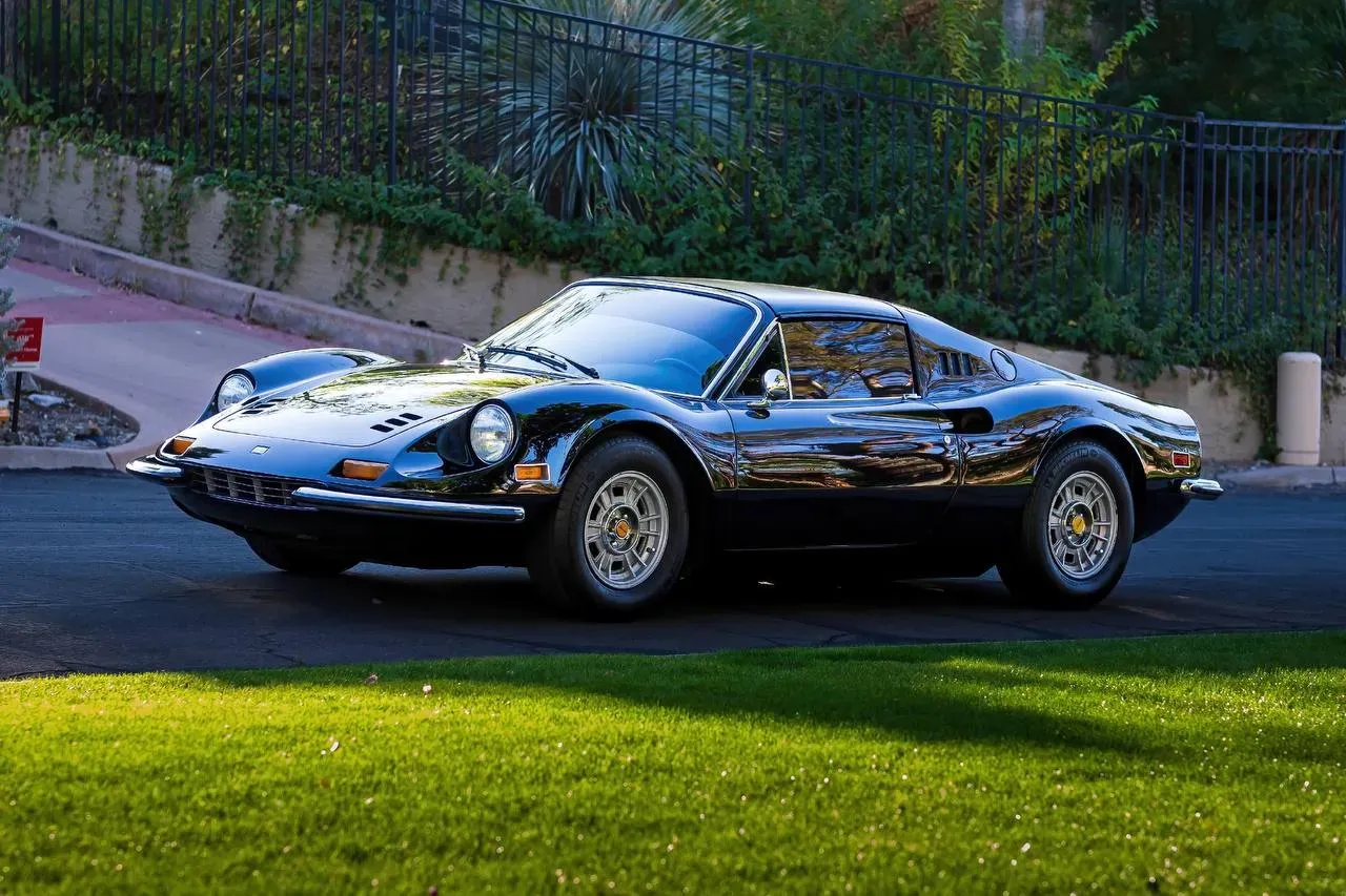 Ferrari Dino 246 GTS perfil lateral mostrando líneas fluidas y diseño Pininfarina