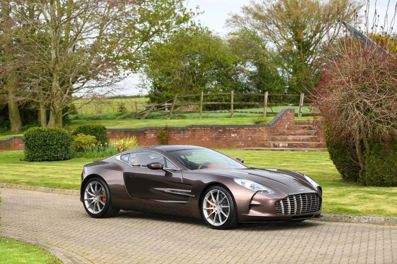 Aston Martin One-77 negro interior lujoso detalles