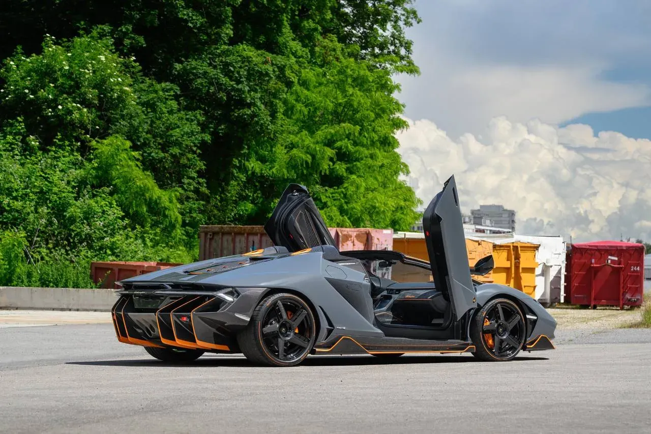 Vista frontal agresiva del Lamborghini Centenario