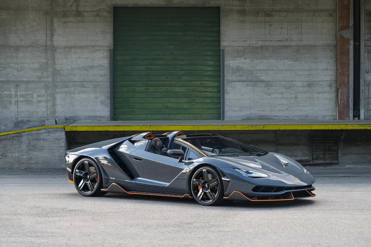 Lamborghini Centenario Roadster en movimiento