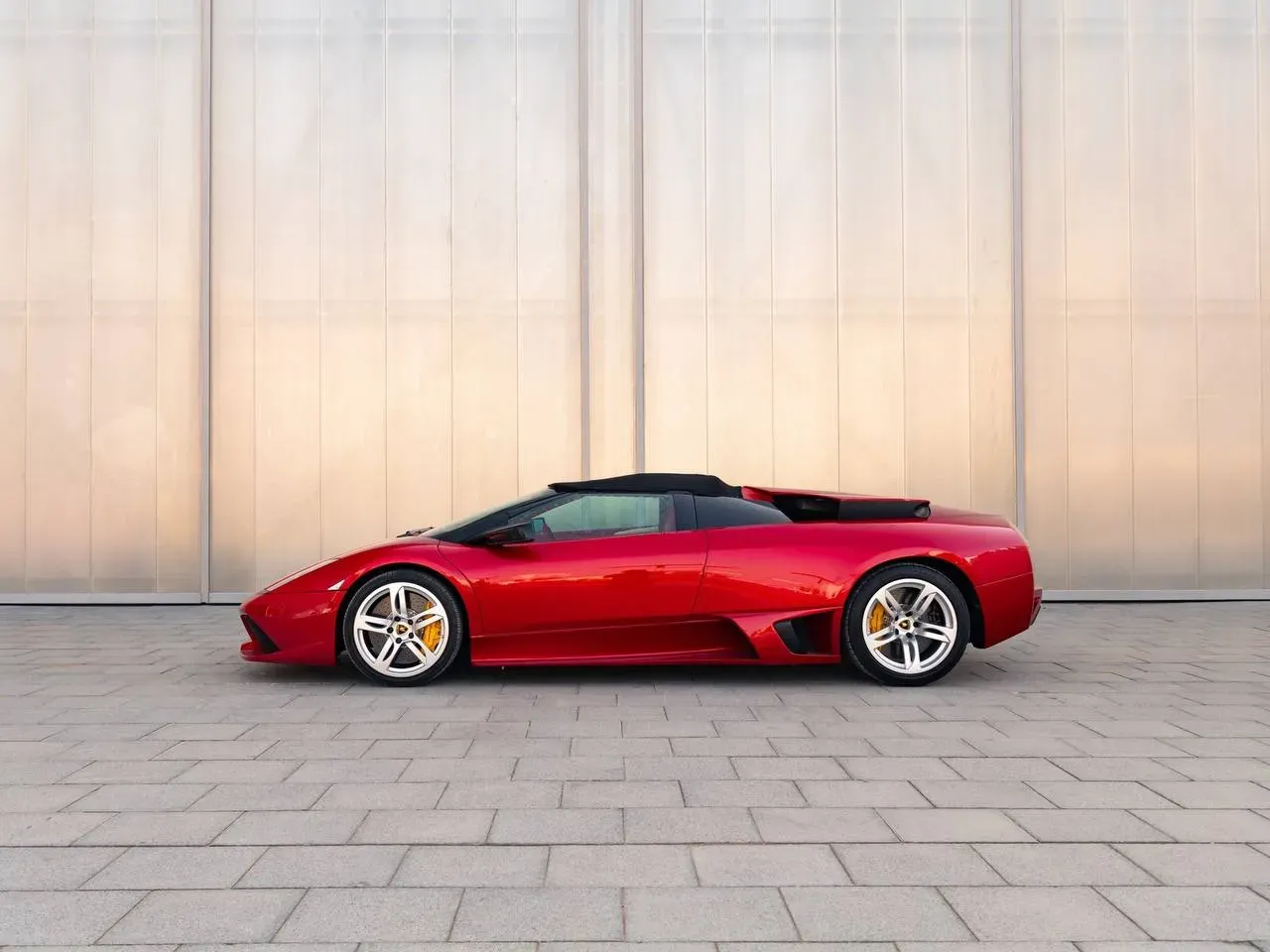 Interior del Lamborghini Murciélago LP640-4 Roadster 2009 mostrando el volante y cuadro de instrumentos
