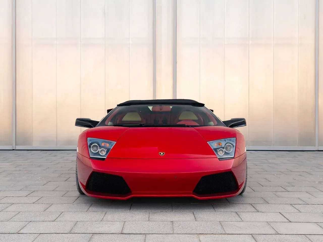 Lamborghini Murciélago LP640-4 Roadster de perfil mostrando sus líneas agresivas y puertas de tijera