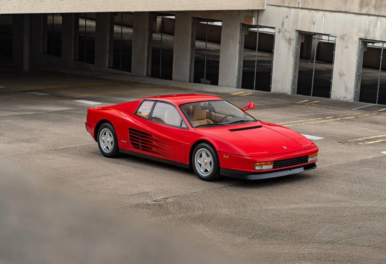 Ferrari Testarossa perfil diseño laterales