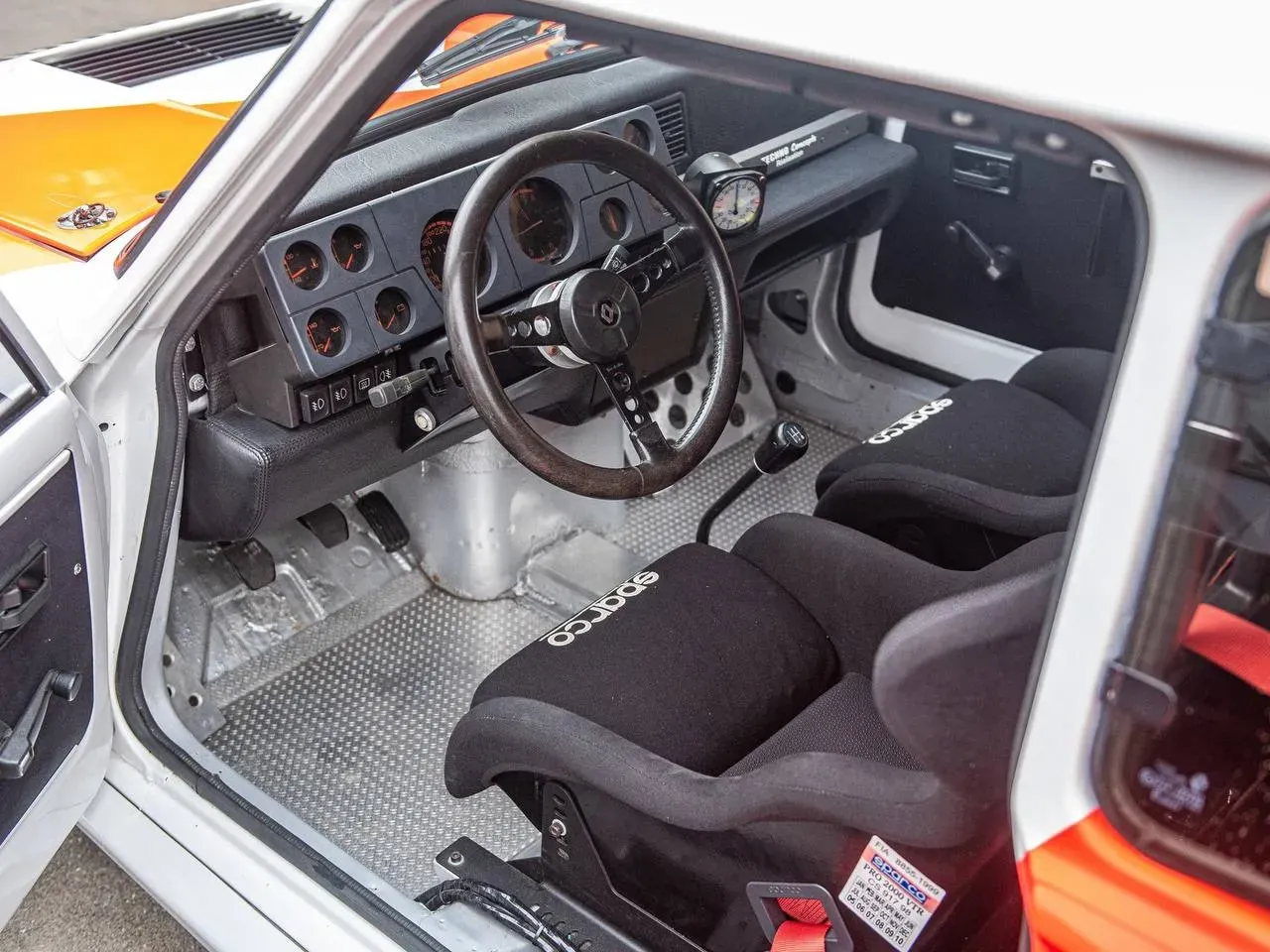Interior y motor del Renault 5 Turbo Group 4
