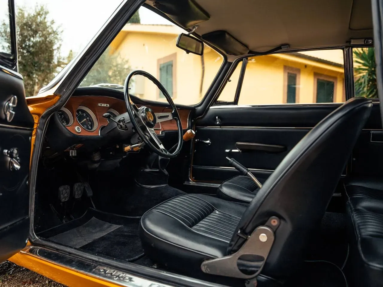 Interior del Alfa Romeo Giulia Sprint GT Veloce tablero y volante