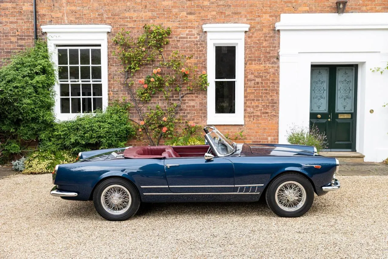 Alfa Romeo 2000 Spider 1960 en color azul