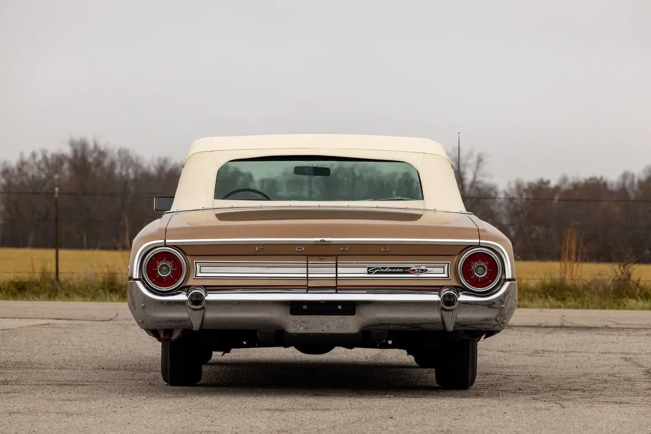 Vista trasera del Ford Galaxie mostrando sus pilotos verticales y parachoques cromados