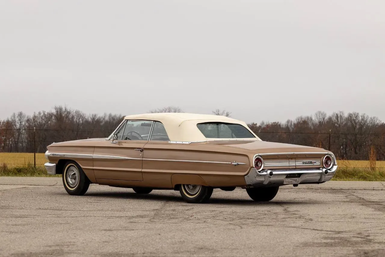 Motor V8 bajo el capó de un Ford Galaxie clásico