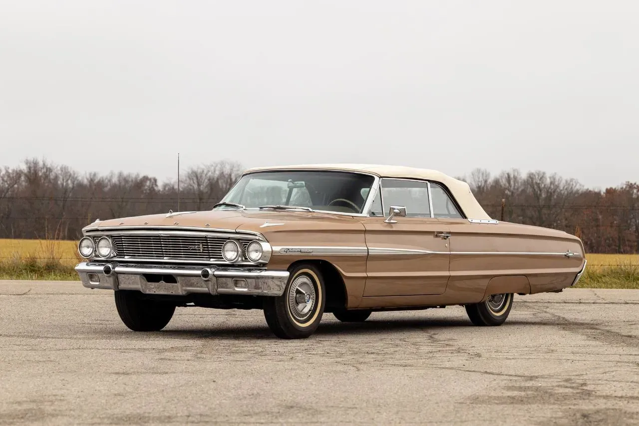 Ford Galaxie en un entorno clásico, mostrando su perfil elegante
