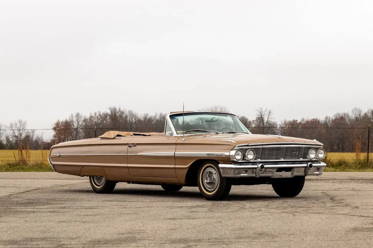 Ford Galaxie 500 XL Convertible 1964 de frente mostrando su parrilla cromada y líneas largas