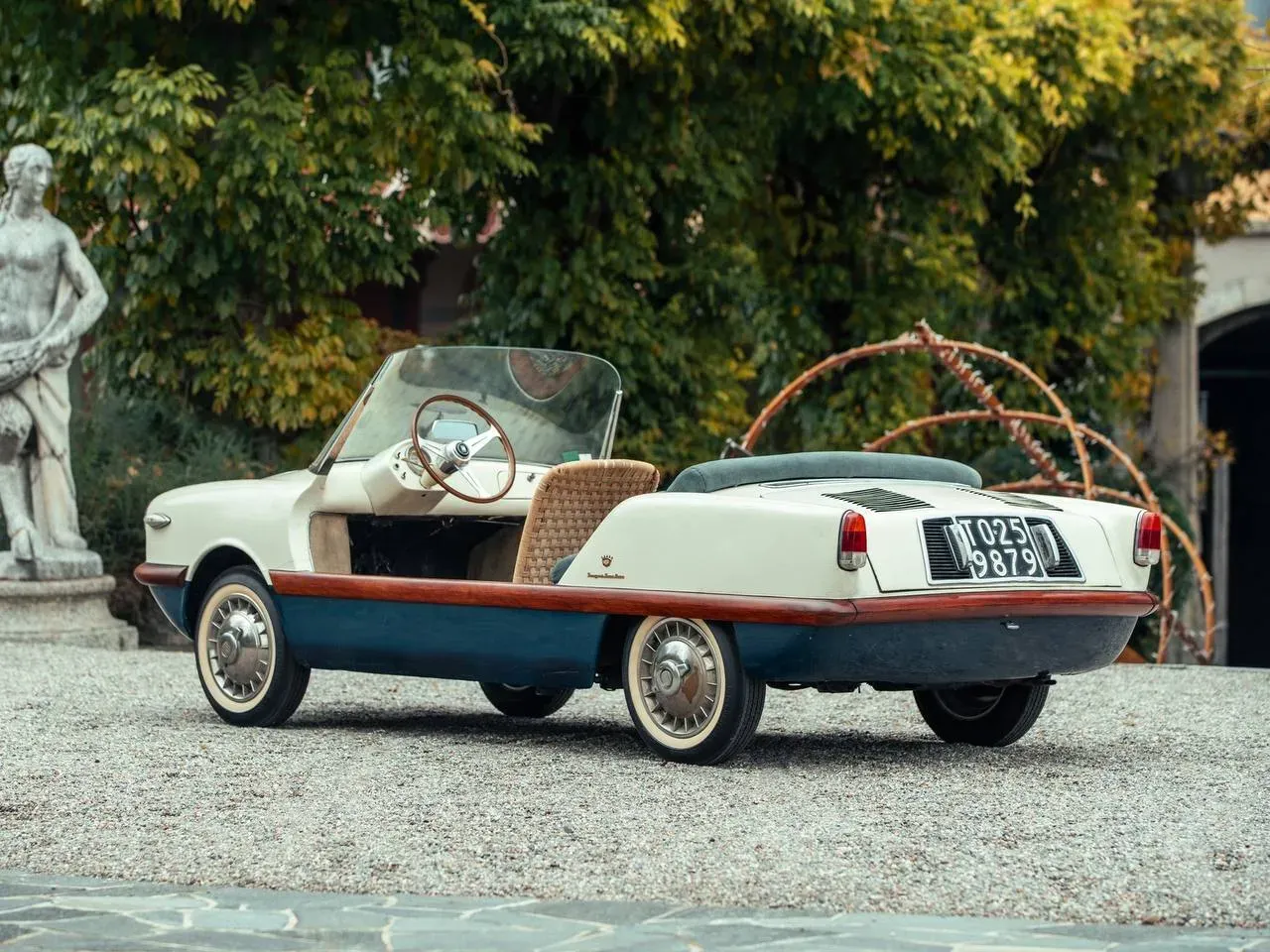 Fiat 500 Spiaggina en un entorno costero