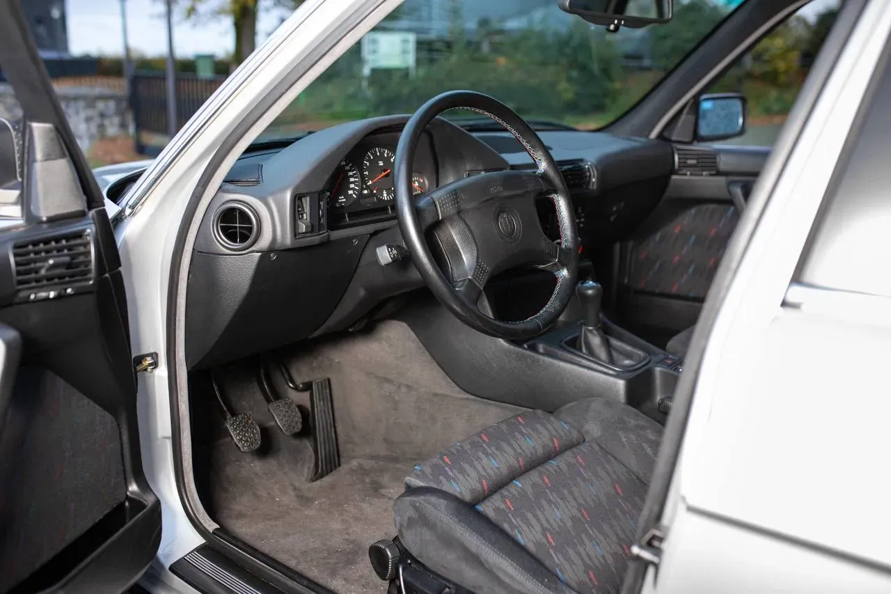 Interior del BMW E34 M5 con volante deportivo e instrumentación clásica