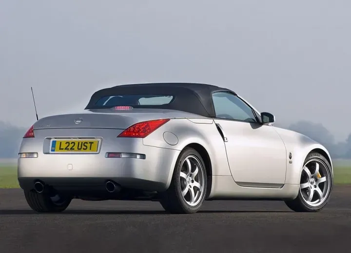 Exterior trasero del Nissan 350Z 2004 convertible color plateado