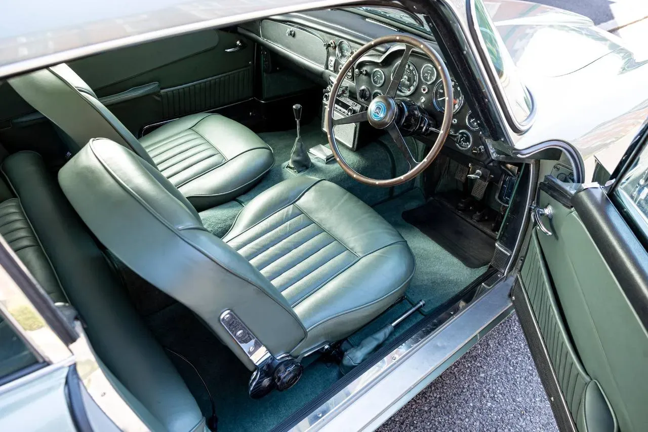 Interior de cuero del Aston Martin DB5