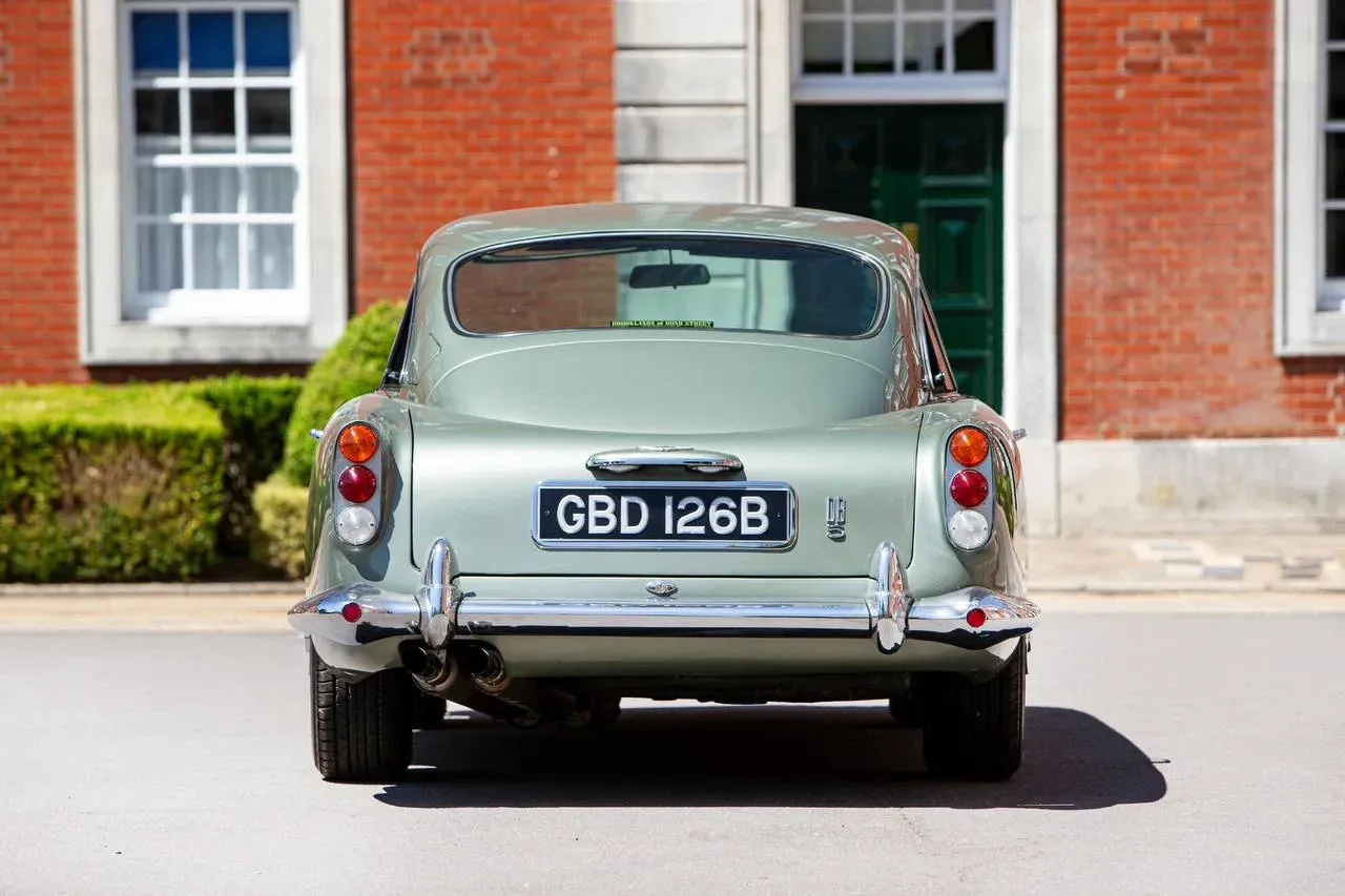 Aston Martin DB5 perfil derecho gris