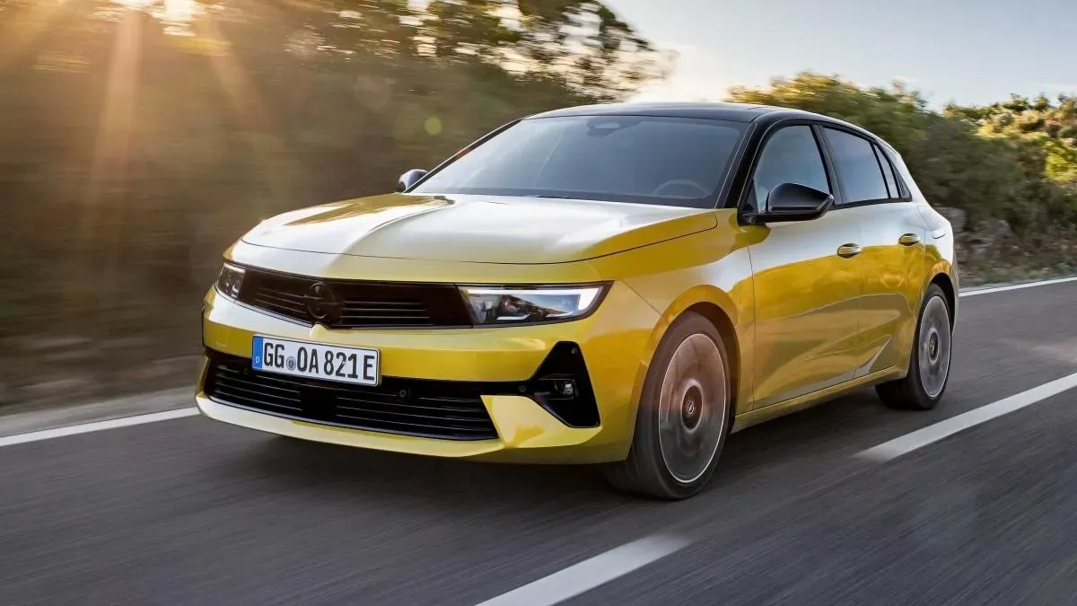 Nuevo Opel Astra L Amarillo frontal