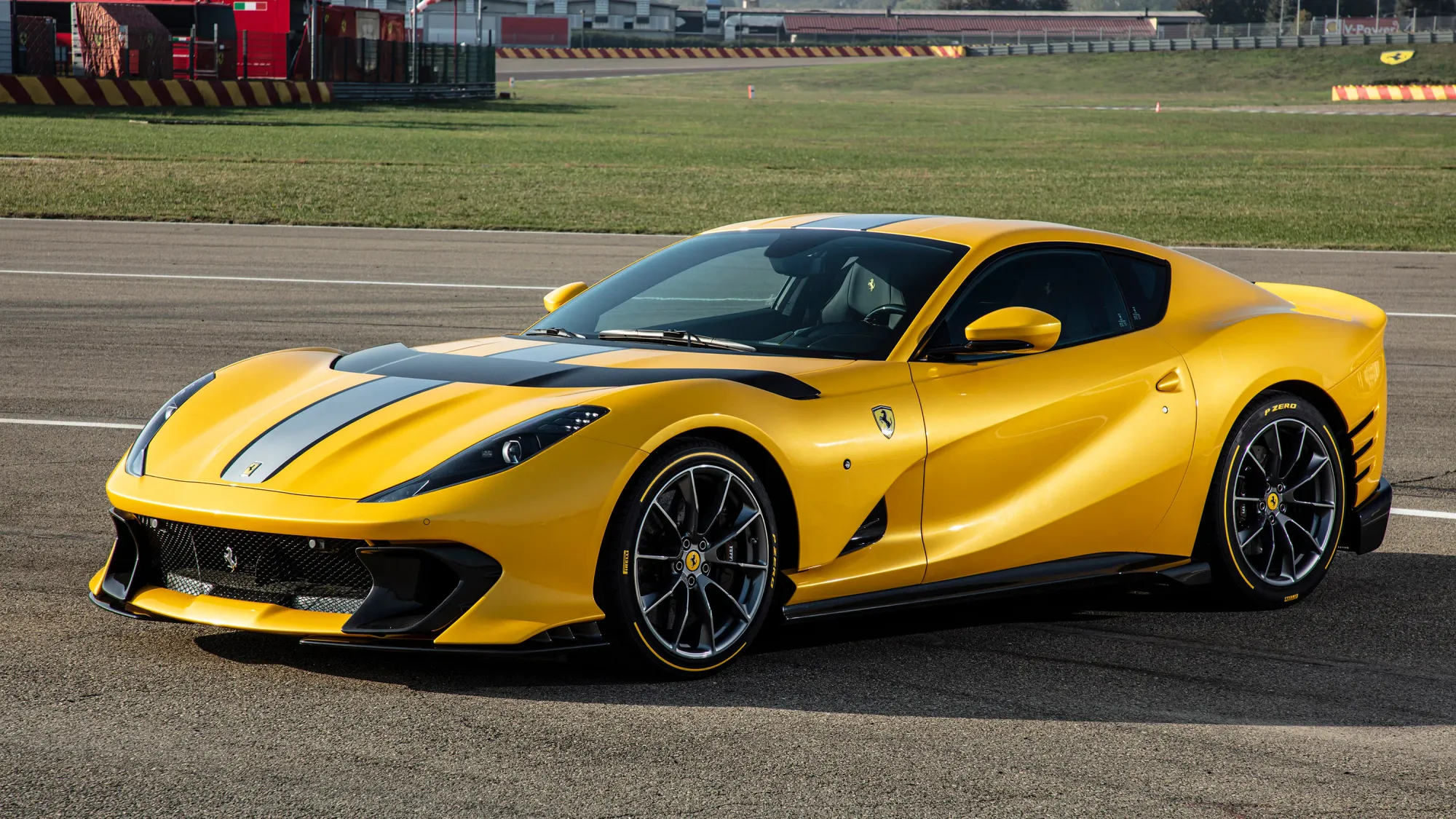 Detalle frontal y trasero del Ferrari 812 Competizione en color amarillo