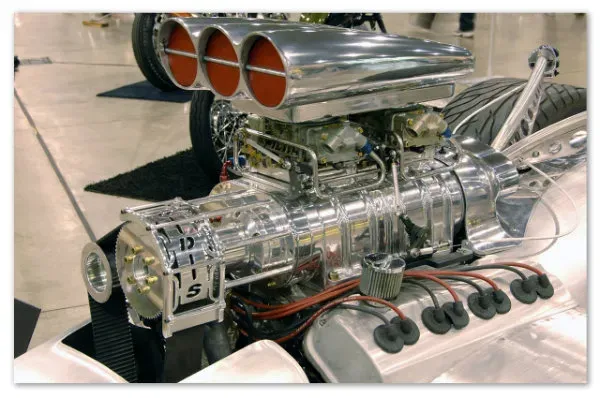 Supercargador tipo Roots en un motor V8